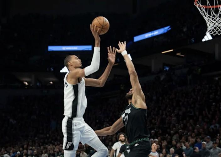 华体会体育app下载-比肩四大传奇中锋，文班39分15板5帽成为NBA季后赛历史第五人