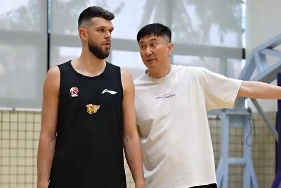 华体会体育官方网站-广东男篮积极备战，杜锋指导拉科塞维奇，徐杰胡明轩状态出色